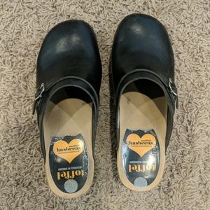 Black leather Swedish Hasbeens clogs